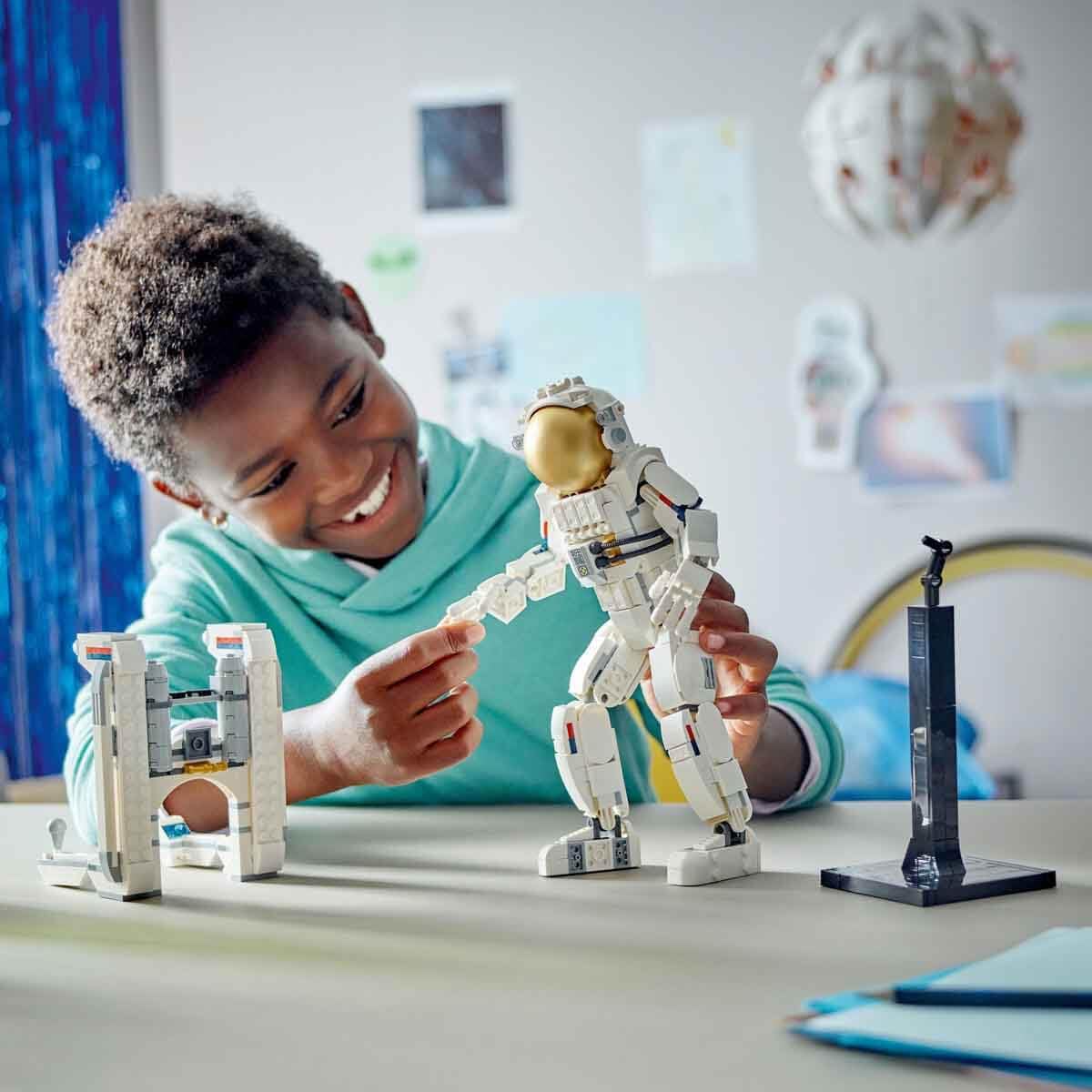 LEGO 31152 Creator Space Astronaut 3in1 Toy Set (647 Pieces)