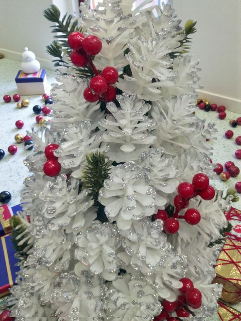 White Snow Pinecone Christmas Tree 40–45cm | Tabletop Decor with Red Berries & Jute Base – Winter Holiday Centerpiece