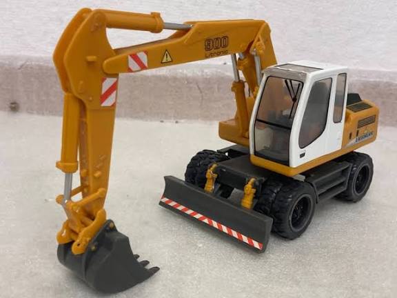 Revell 1:32 Scale Liebherr A 900 C Litronic Easykit 07702 Snap-Fit Wheeled Excavator Model Kit with Rolling Wheels, Movable Arm and Bucket