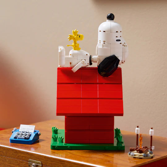 LEGO Ideas Peanuts: Snoopy’s Doghouse Set 21368