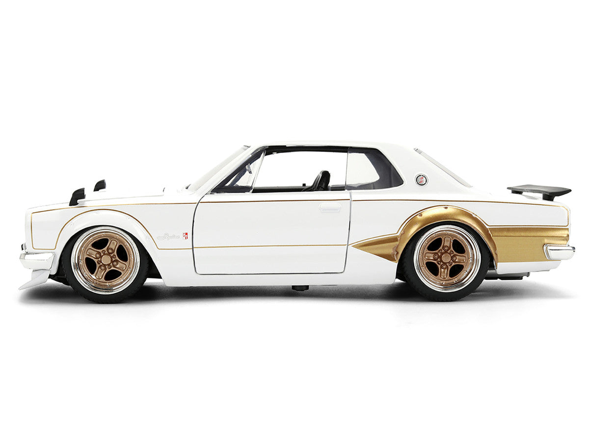 Jada Toys JDM Tuners 1971 Nissan Skyline 2000GT-R 1:24 Scale Diecast Model Car – White & Gold Japanese Classic Sports Car Collectible