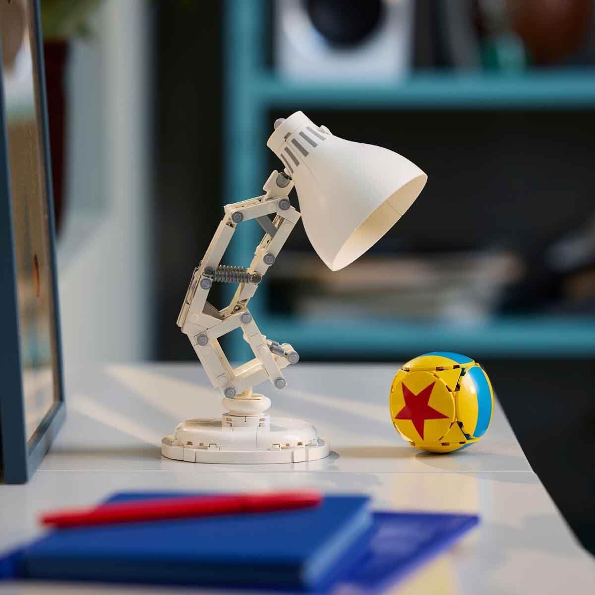 LEGO 21357 Ideas Disney Pixar Luxo Jr. Building Set for Adults – Collectible Pixar Lamp Display Model (613 Pieces)