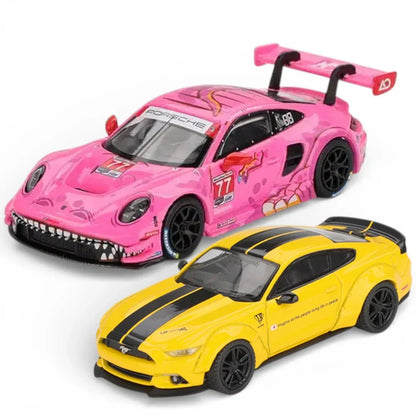Mini GT 1:64 (Blister) Roxy Porsche 911 GT3 R #77 AO Racing IMSA 2024 + LB-WORKS Ford Mustang Triple Yellow | Die-Cast Set