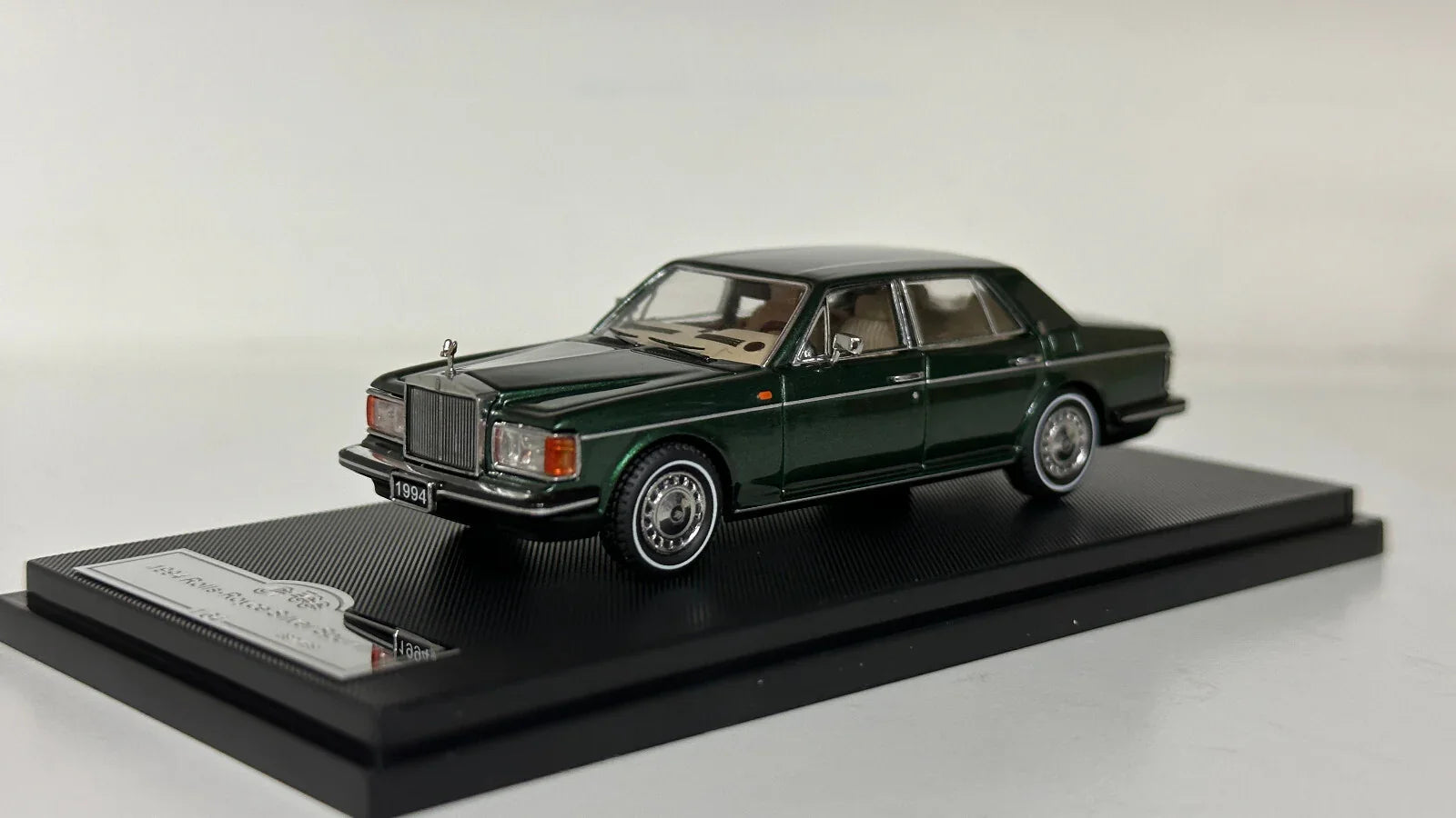 GFCC 1:64 Rolls-Royce Silver Spur III Luxury Classic 1994 with Silver Beltline In Green Diecast Model Car - Jaiman Toys