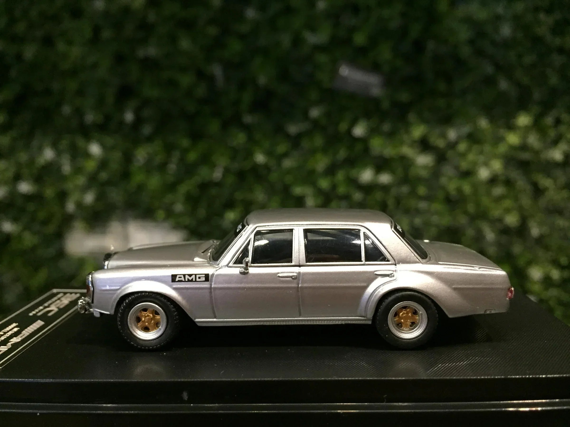 BSC 1:64 Mercedes-Benz 300SEL 6.8 AMG W109 Silver Diecast Car