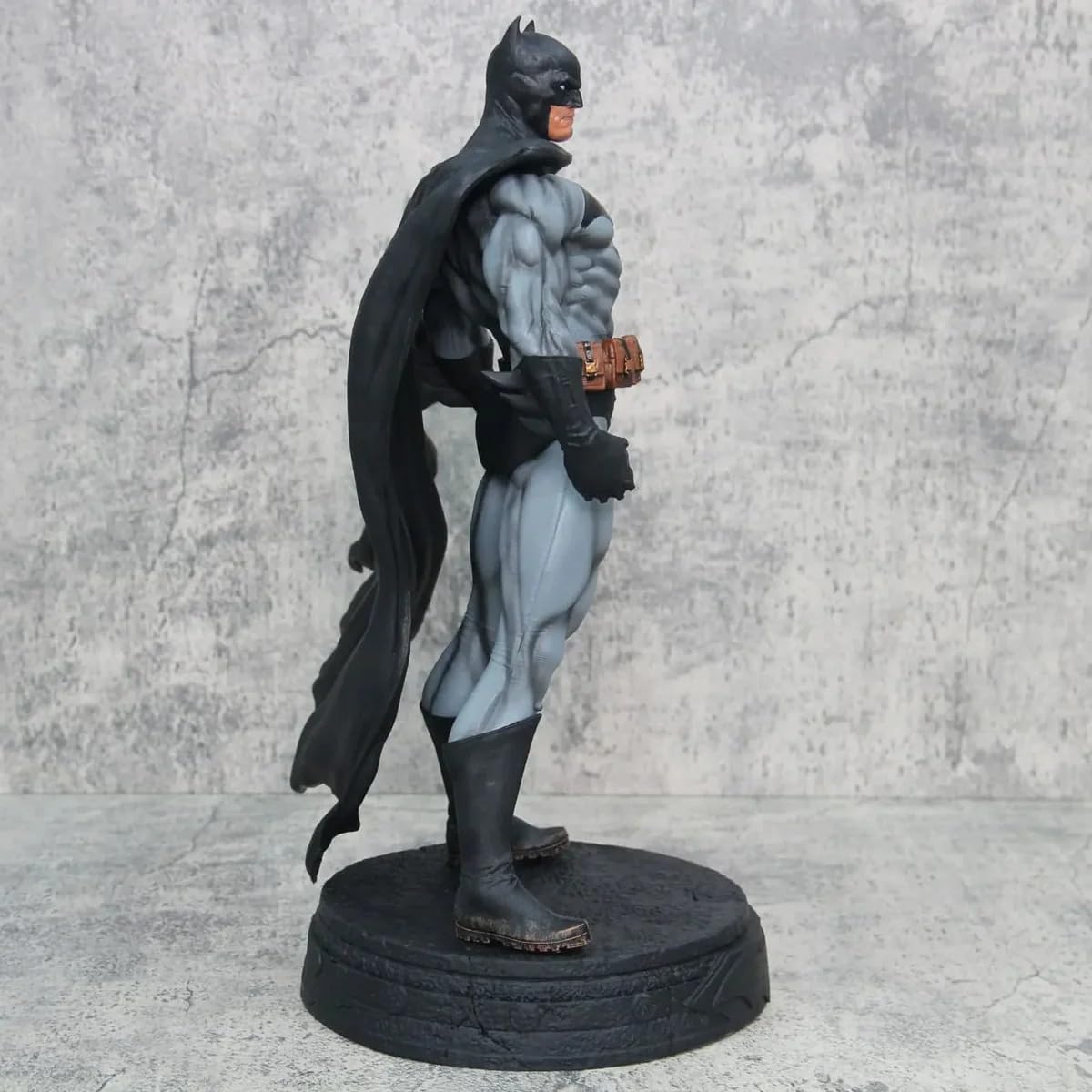 DC Batman Collectible Statue (38 cm)  – Dark Knight Superhero Display Figure with Cape & Base