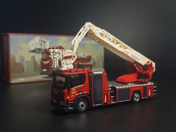 MASSDI 1:64 Scale Fire Ladder Truck Alloy Car Model – Die-Cast Rescue Fire Engine Collectible Vehicle