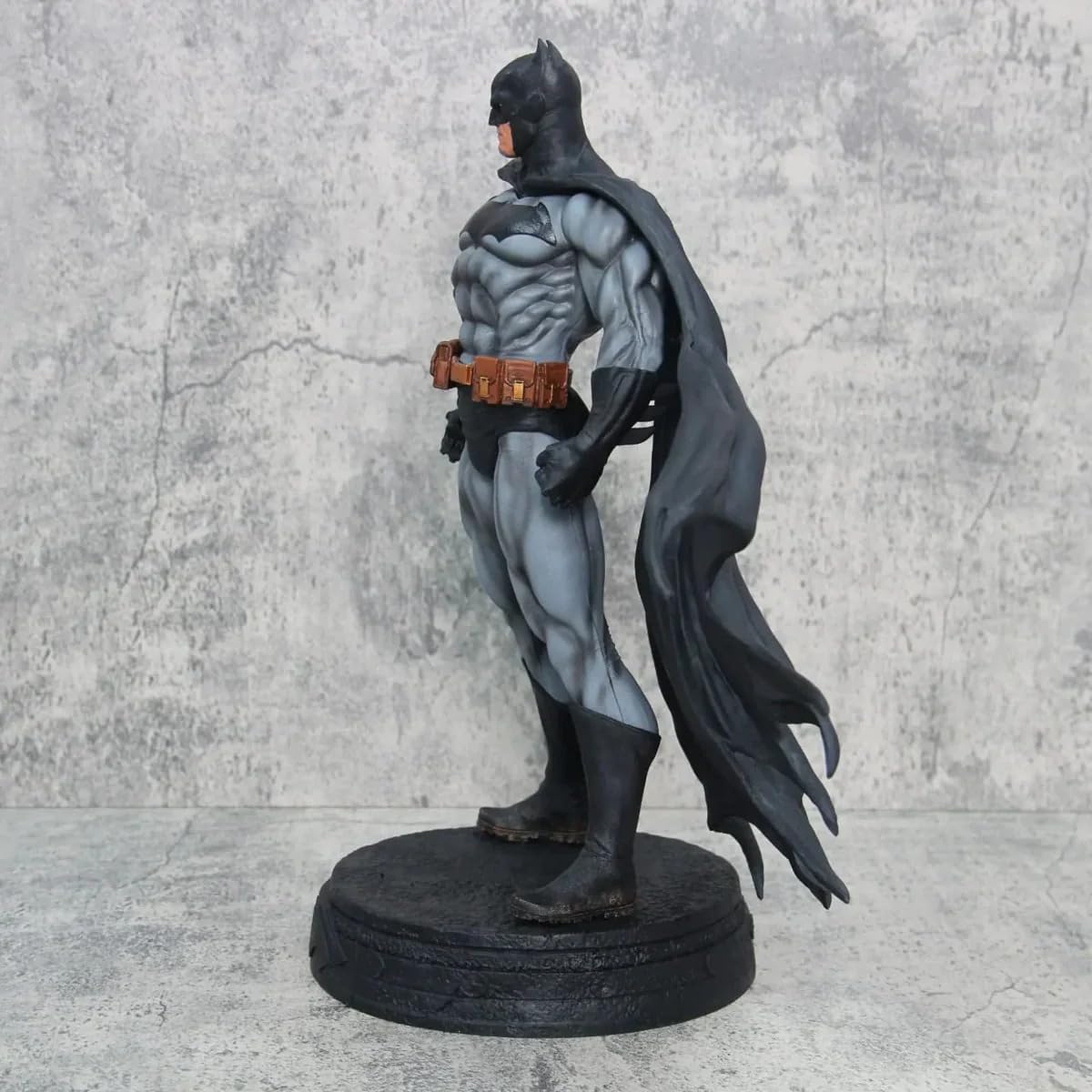 DC Batman Collectible Statue (38 cm)  – Dark Knight Superhero Display Figure with Cape & Base