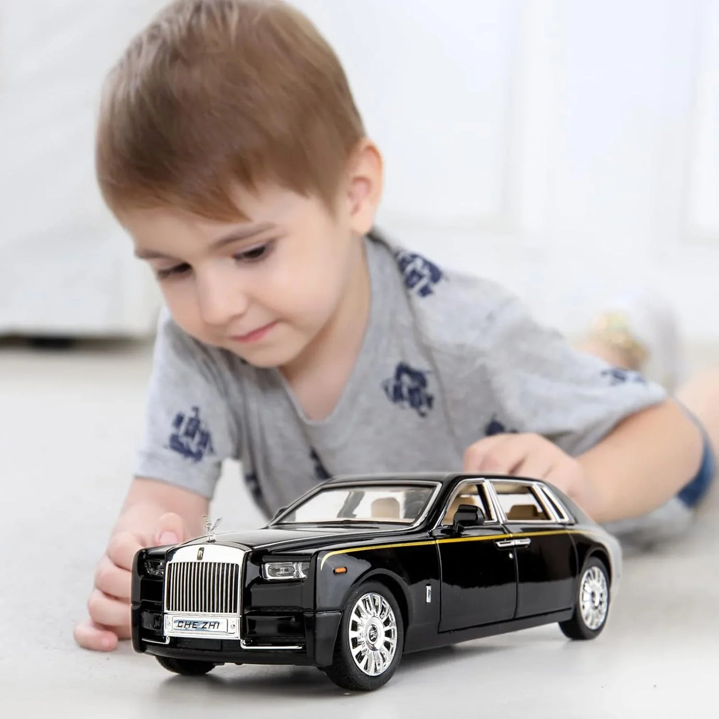 Che-ZHI  1:24 Scale Rolls-Royce Phantom Die-Cast Black Model with Lights and Sounds