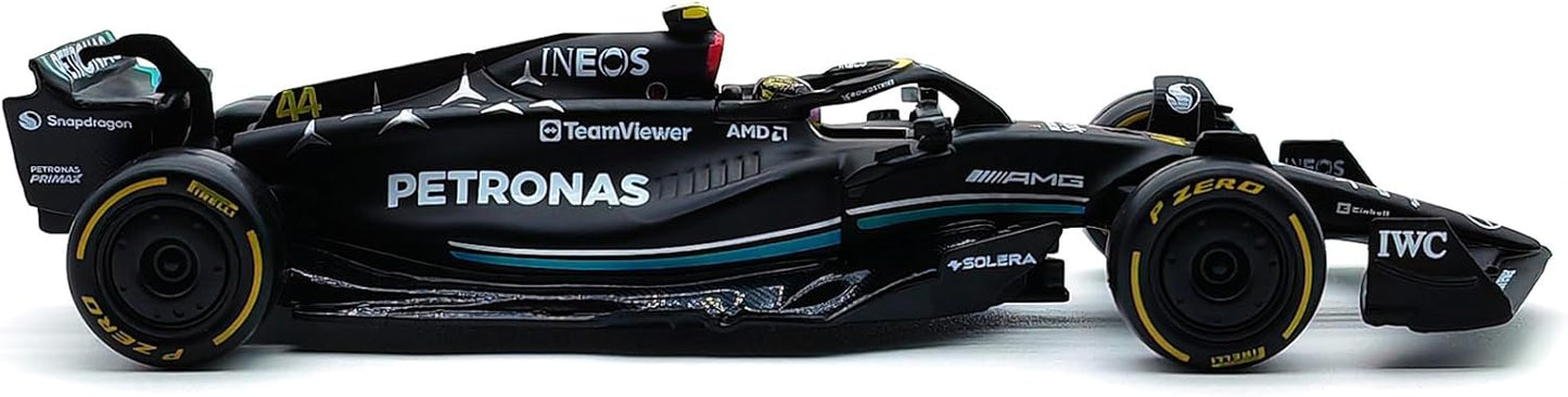 Bburago F1 Mercedes-AMG PETRONAS W14 2023 #63 with Helmet – George Russell 1/24 Model Car (18-28028R)