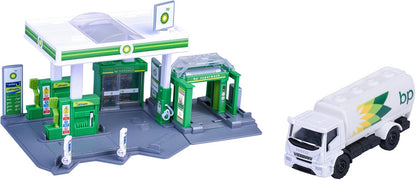 Majorette 1:64 Scale BP Petrol Station Playset with Iveco Eurocargo Fuel Tanker, Fuel Pumps, EV Charger, Car Wash, Shop & 6 Parking Spaces – Vehicle Role-Play Toy for Kids Ages 5+