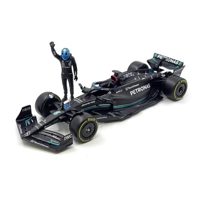 Bburago 1/24 Mercedes-AMG F1 W14 E Performance #63 George Russel Formula 1 with Pilot Figure