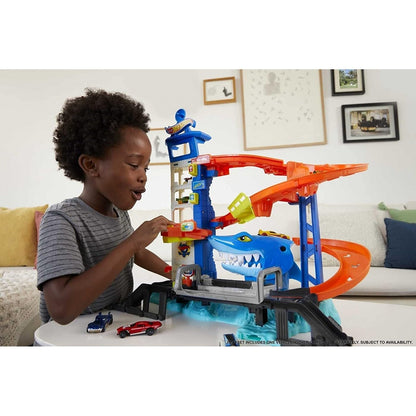 Hot Wheels City Shark Escape Track Set with 1:64 Car – Multi-Level Parking Garage Playset with Shark Attack Challenge