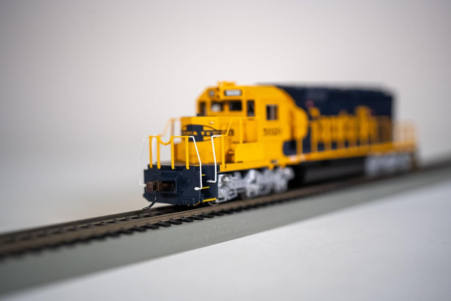 Bachmann EMD SD40-2 DCC Equipped Diesel Locomotive Santa Fe #5020 HO Scale
