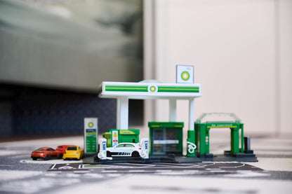 Majorette 1:64 Scale BP Petrol Station Playset with Iveco Eurocargo Fuel Tanker, Fuel Pumps, EV Charger, Car Wash, Shop & 6 Parking Spaces – Vehicle Role-Play Toy for Kids Ages 5+