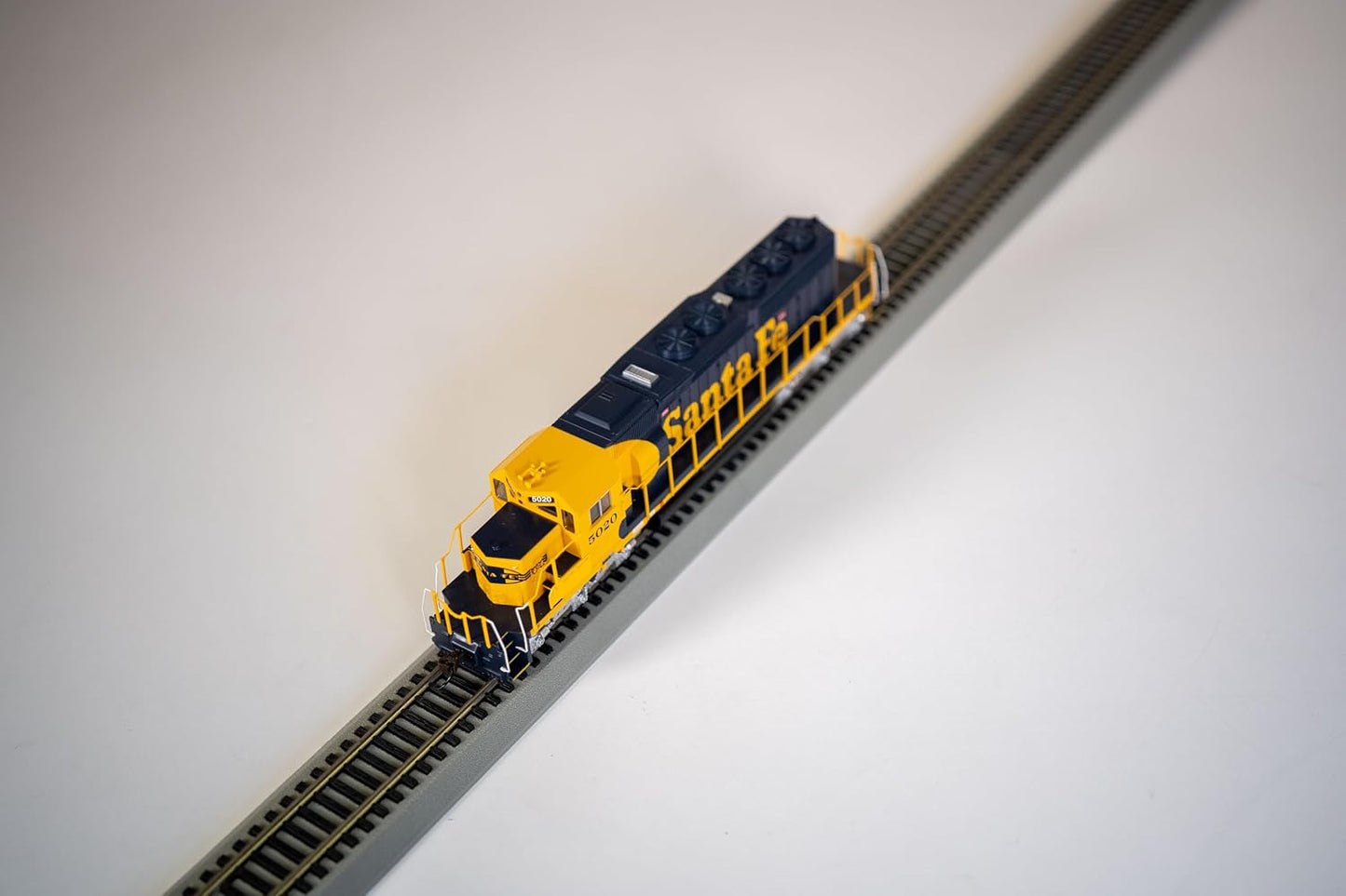 Bachmann EMD SD40-2 DCC Equipped Diesel Locomotive Santa Fe #5020 HO Scale
