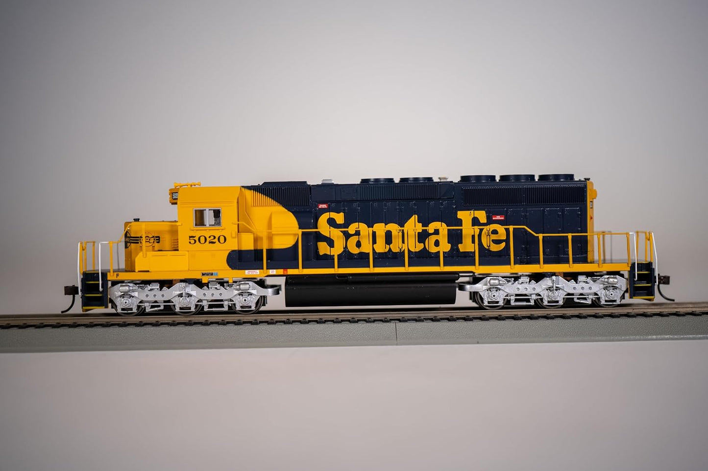 Bachmann EMD SD40-2 DCC Equipped Diesel Locomotive Santa Fe #5020 HO Scale