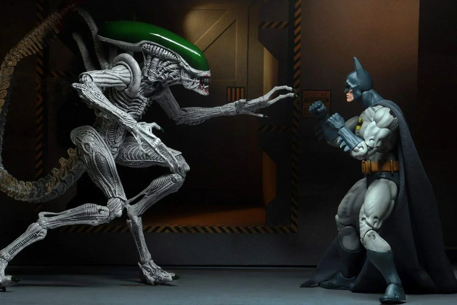 Batman vs Alien 7-Inch Action Figure 2-Pack | DC Comics × Aliens