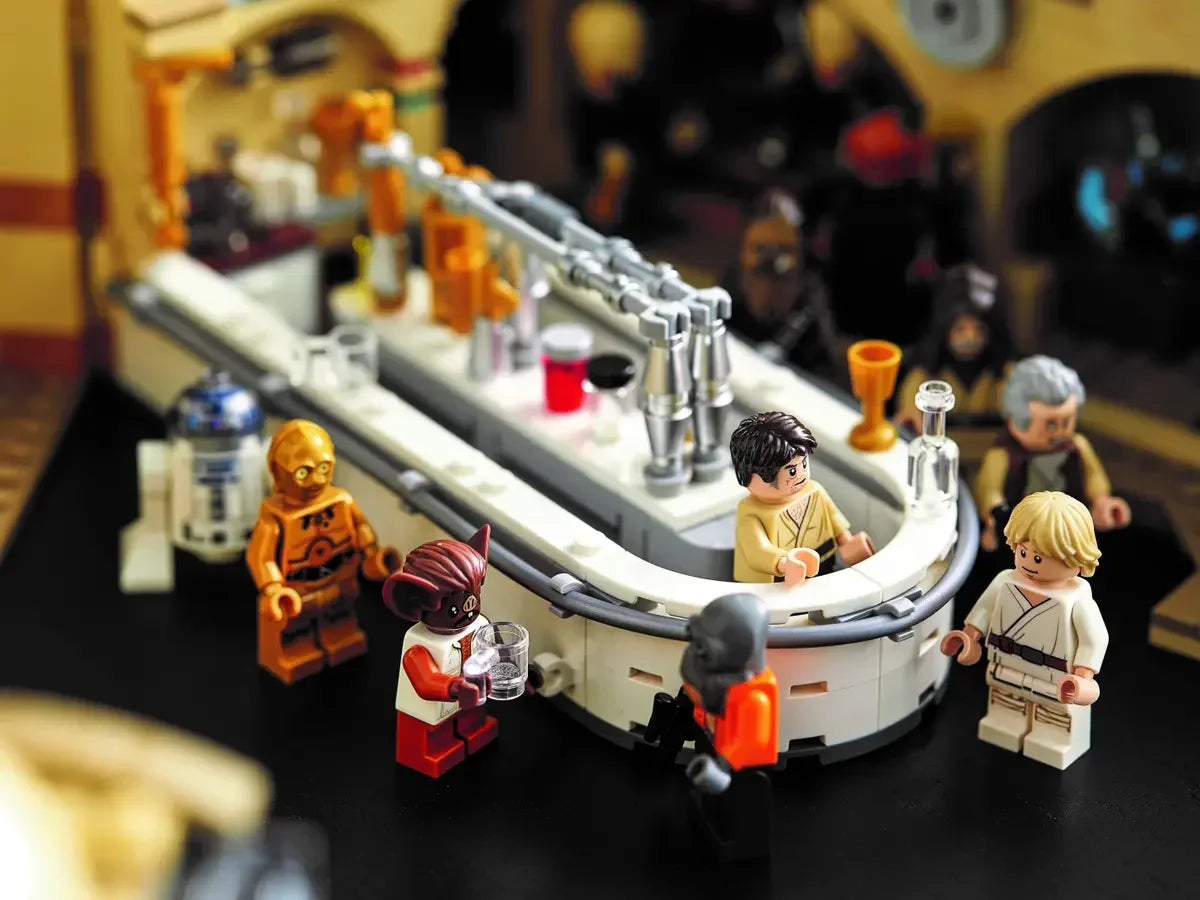 Lego Star Wars: A New Hope Mos Eisley Cantina 75290 Building Set, Master Builder Series, Model Kits for Adults to Build, Collectible Gift Idea