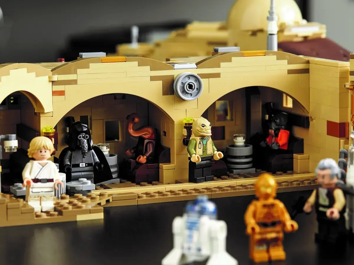 LEGO Star Wars Mos Eisley Cantina 75290 Master Builder Set 
