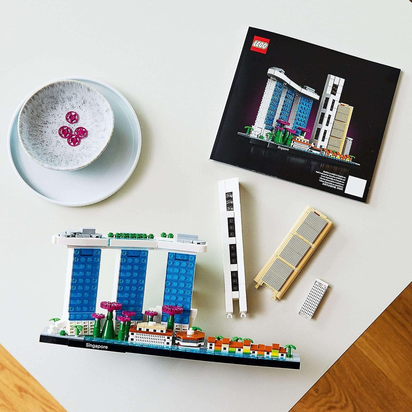 LEGO Architecture 21057  Skyline Collection: Singapore Building Kit; Collectible Display Model for Adults (827 Pieces)