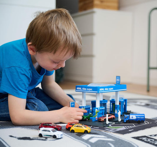 Majorette 1:64 Scale Aral Petrol Station Playset with Iveco Eurocargo Metal Tanker Truck, Car Wash, EV Charger & 6 Parking Spaces – 35 cm, Ages 5+