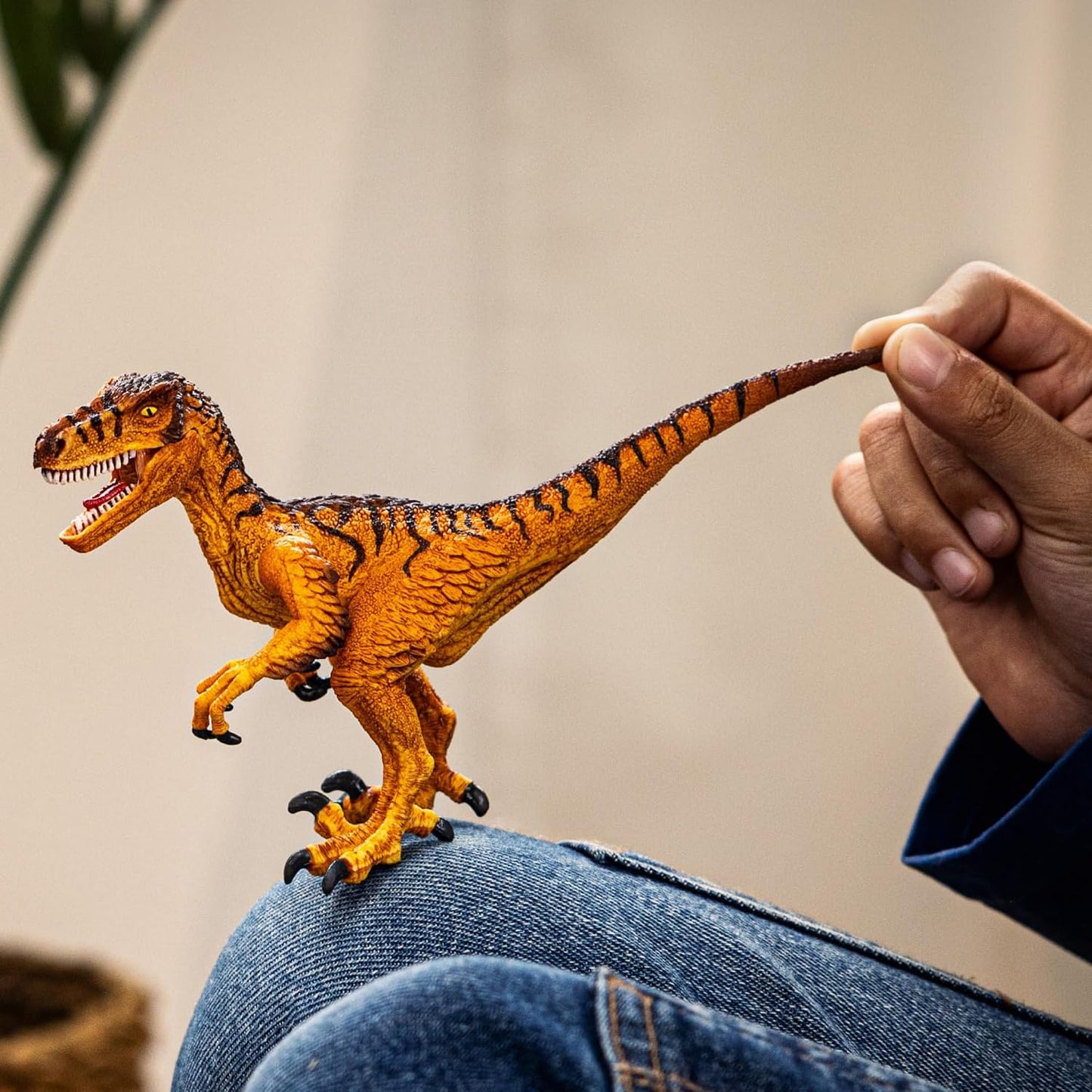 Schleich Dinosaurs - Velociraptor Toy Figurine - Kids Ages 4+, 15045 | Dinosaur Figurine, Realistic Animal Toys, Dino Figure for Boys and Girls, Screen-Free Imaginative Pretend Play