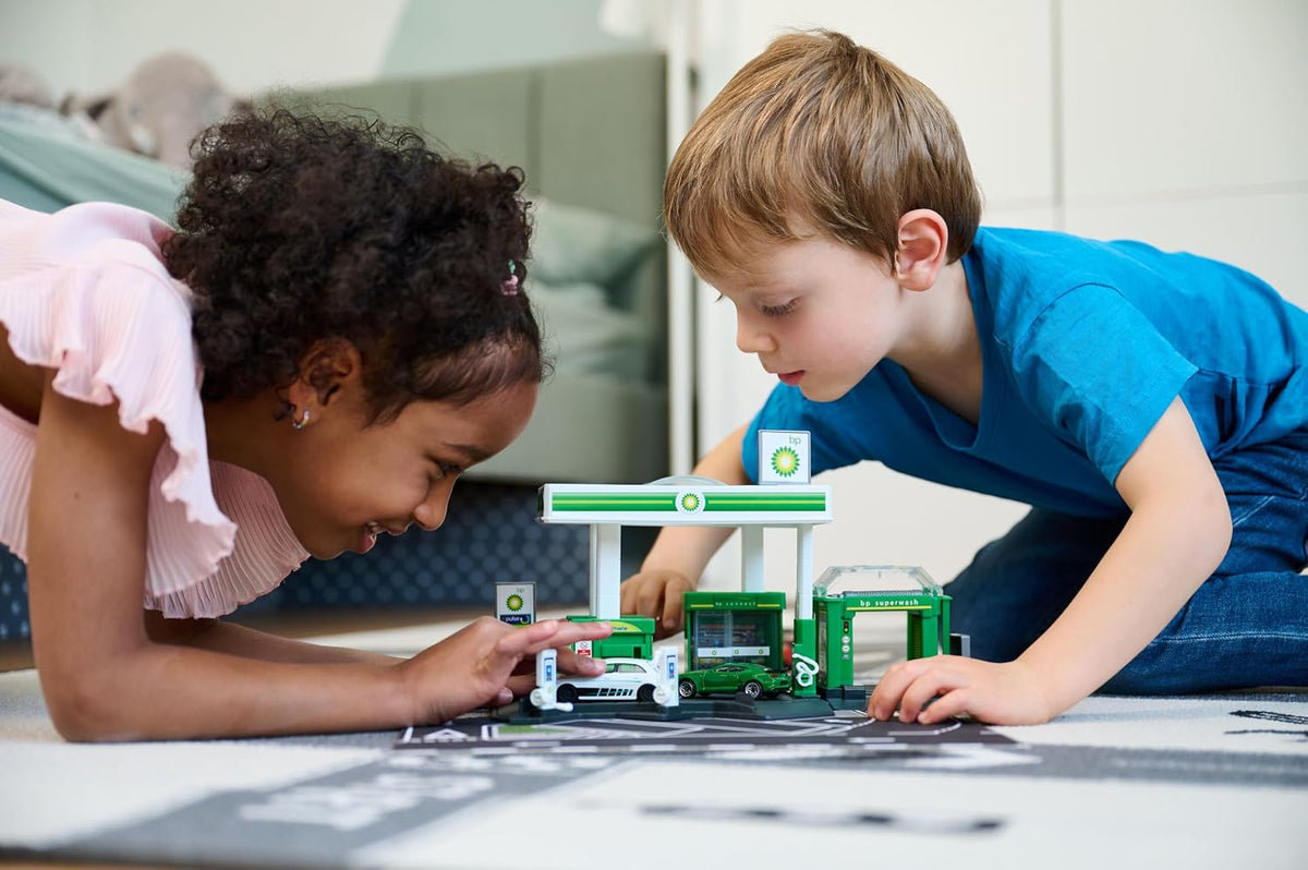 Majorette 1:64 Scale BP Petrol Station Playset with Iveco Eurocargo Fuel Tanker, Fuel Pumps, EV Charger, Car Wash, Shop & 6 Parking Spaces – Vehicle Role-Play Toy for Kids Ages 5+