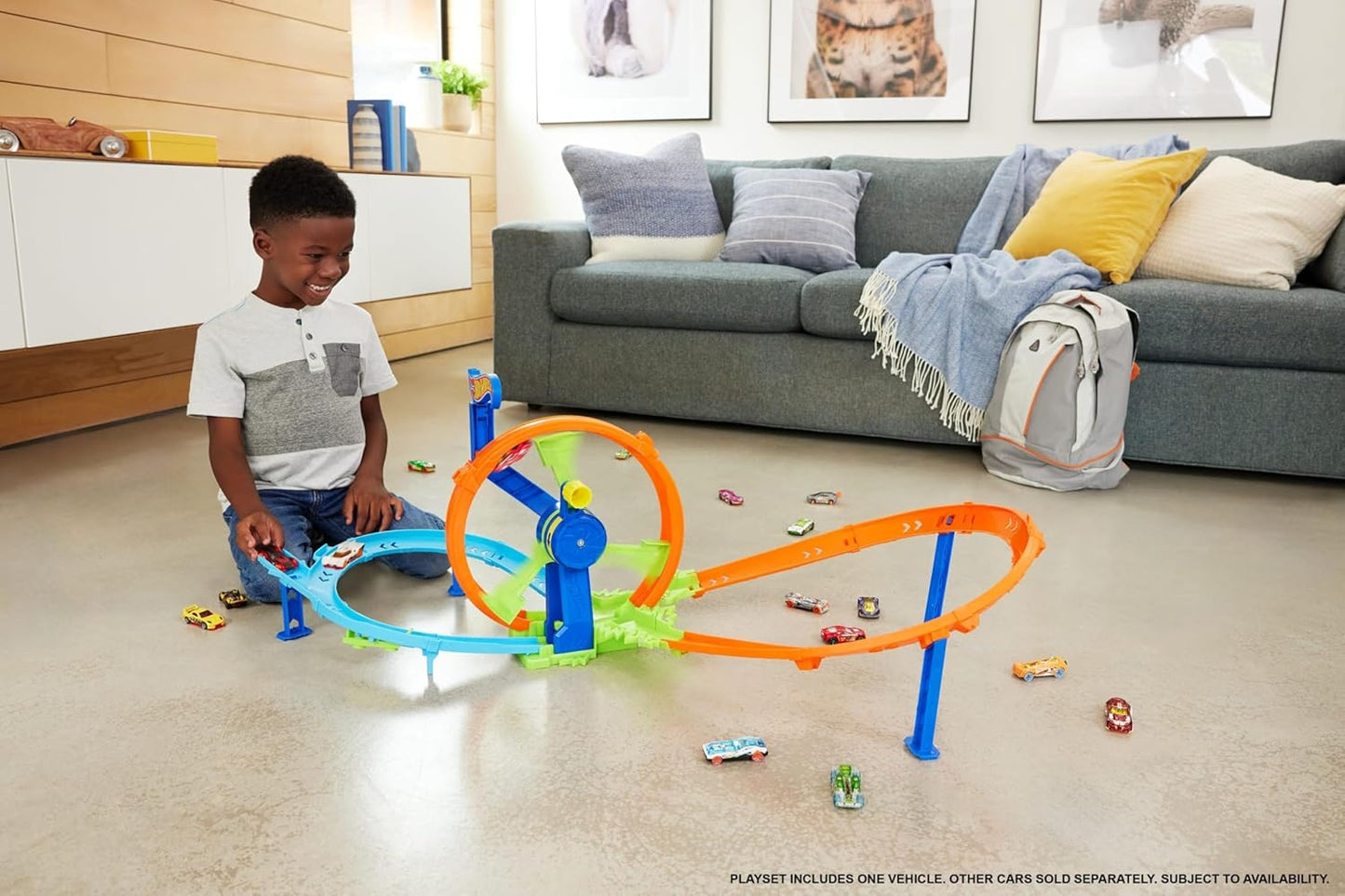 Hot Wheels Toy Car Track Set, Launch and Loop Playset & 1:64 Scale Die-Cast Vehicle, Crash Area on Figure 8 Track with Loop-Kicker Booster