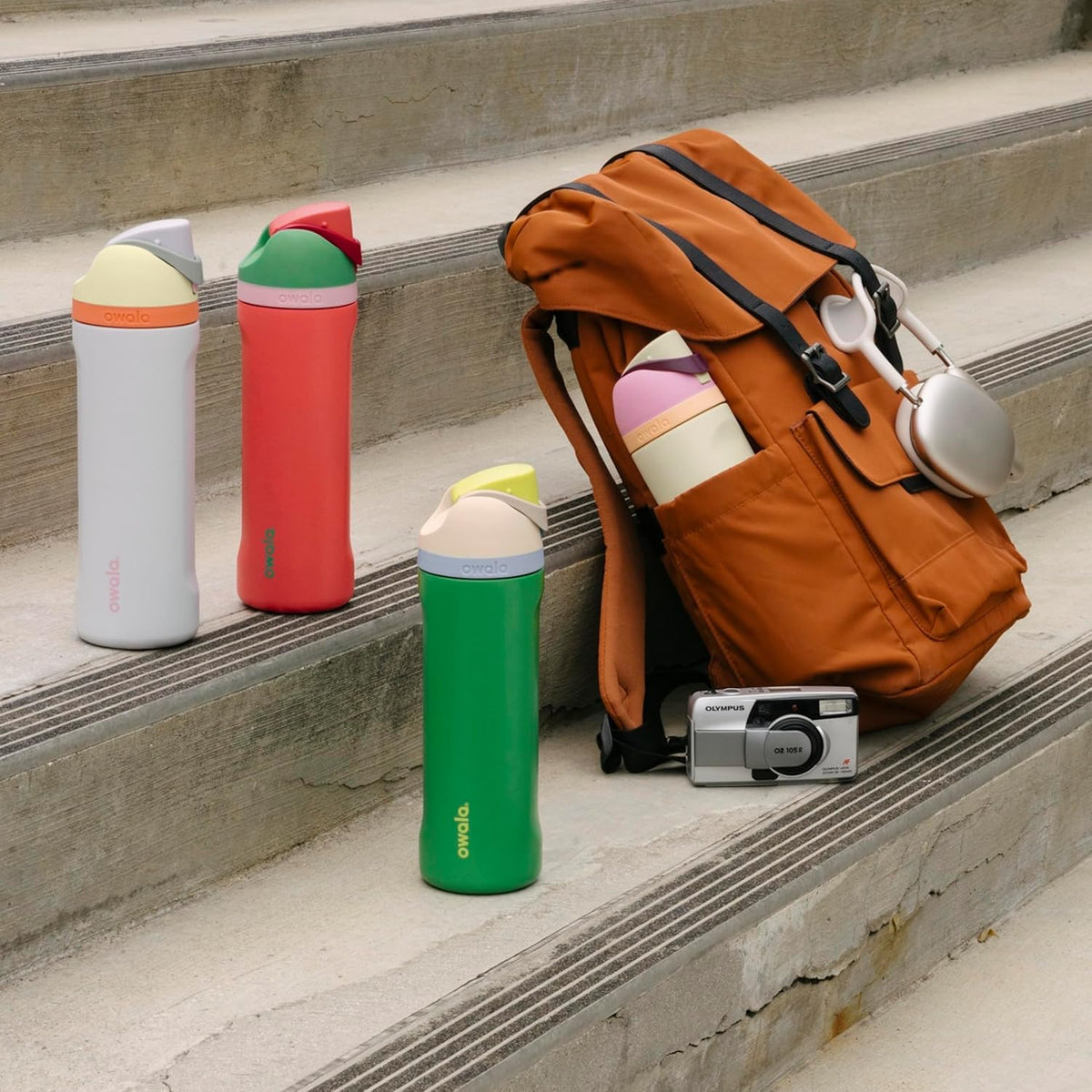 Owala FreeSip 710 ml (24 oz) Insulated Stainless Steel Water Bottle with Push-Button Lid, Built-In Straw, Leak-Proof Lock and Carry Loop
