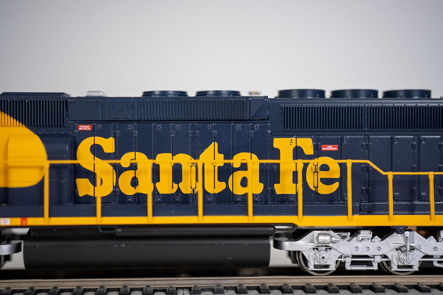 Bachmann EMD SD40-2 DCC Equipped Diesel Locomotive Santa Fe #5020 HO Scale