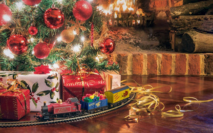Hornby Hobbies R1248 Santa’s Express Electric Train Set | OO Gauge Christmas Railway Toy with Track & Controller