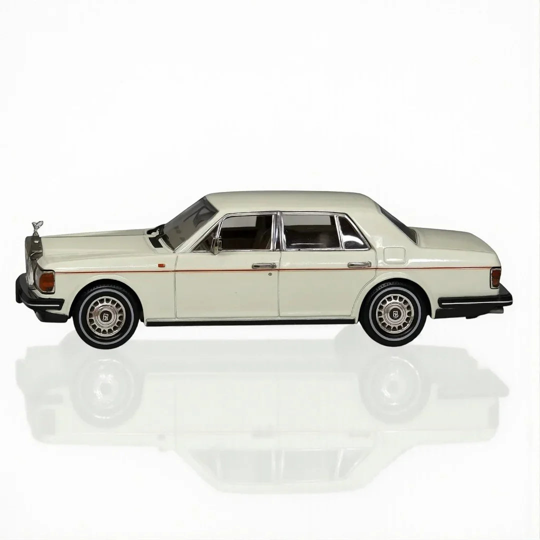 GFCC 1:64 1994 Rolls-Royce Silver Spur, British Silver With Gold Beltline in White Diecast Model Car