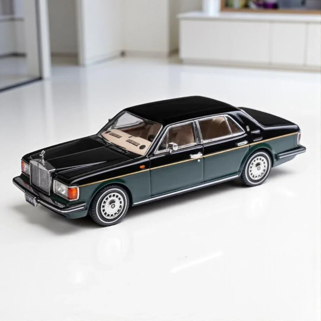 GFCC 1:64 1994 Rolls-Royce Silver Spur, British Silver With Gold Beltline in Green  Diecast Model Car