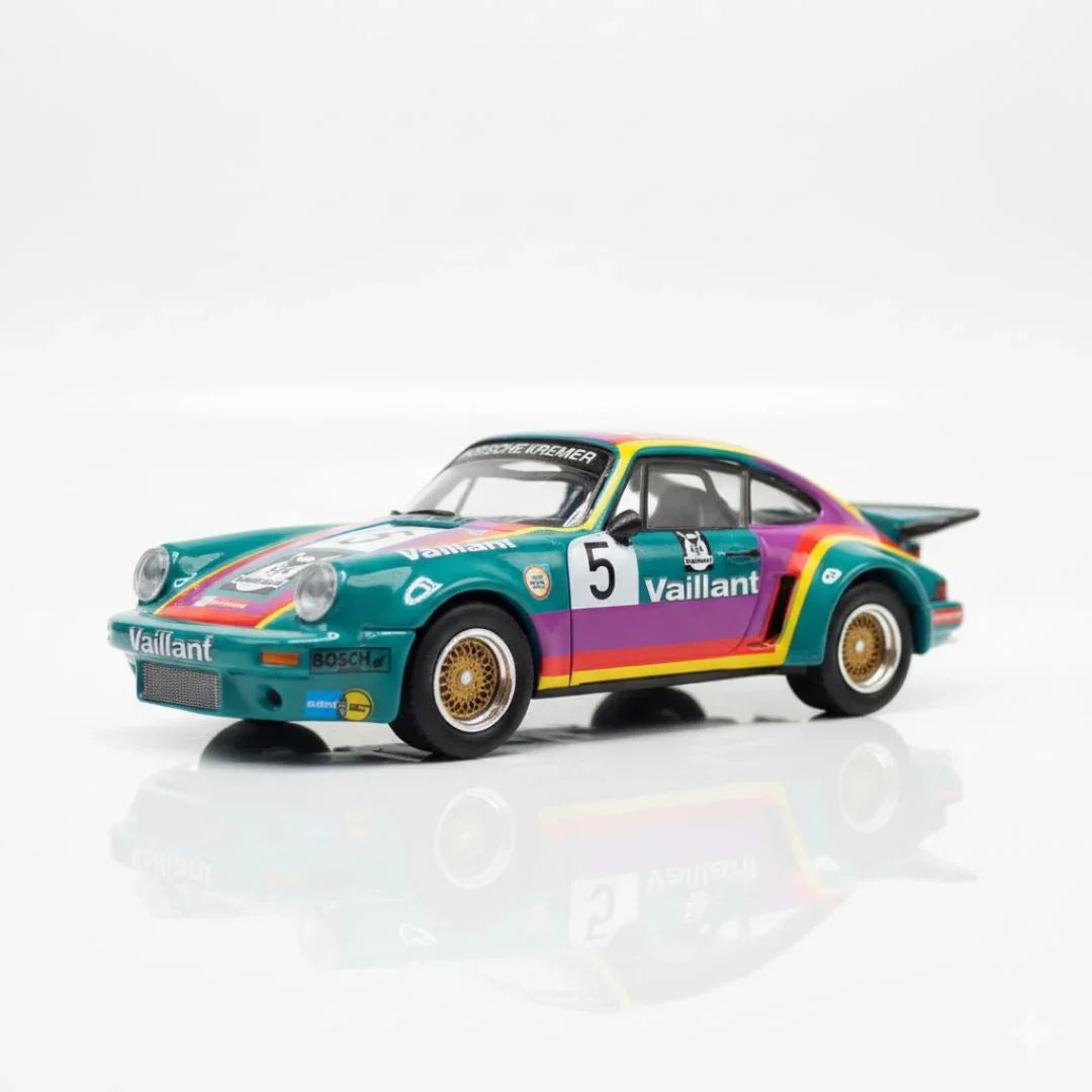 PARA64 1:64 Porsche 911 3.0 RSR “Vaillant” 1975 – Diecast Model Car Collector Edition