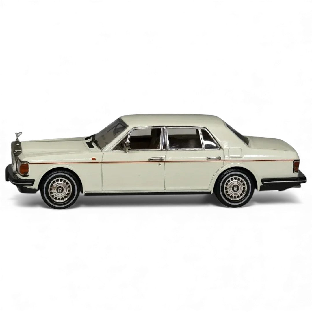 GFCC 1:64 1994 Rolls-Royce Silver Spur, British Silver With Gold Beltline in White Diecast Model Car