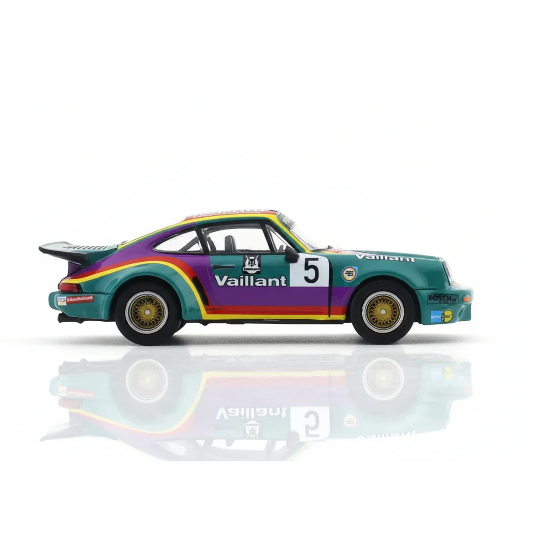 PARA64 1:64 Porsche 911 3.0 RSR “Vaillant” 1975 – Diecast Model Car Collector Edition