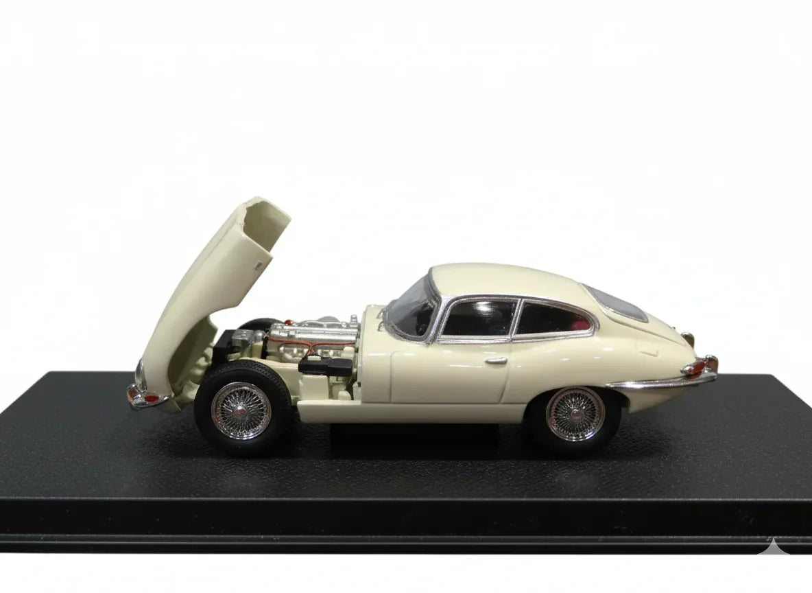 GFCC 1:64 1961 Jaguar E-Type Coupe Off-White Diecast Car Model