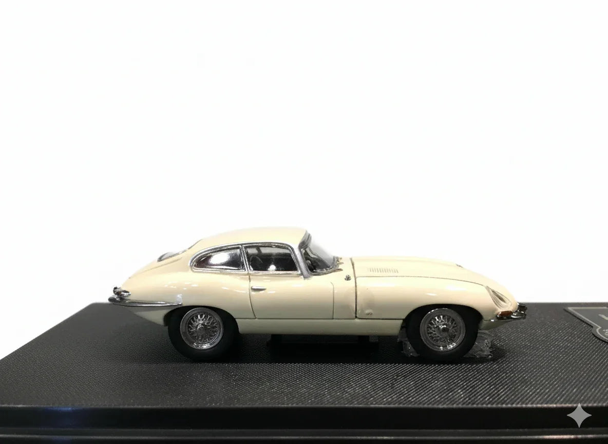 GFCC 1:64 1961 Jaguar E-Type Coupe Off-White Diecast Car Model