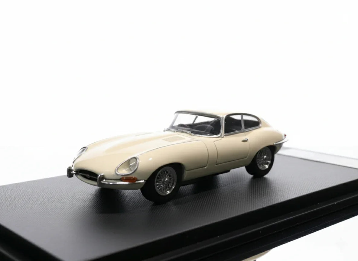 GFCC 1:64 1961 Jaguar E-Type Coupe Off-White Diecast Car Model