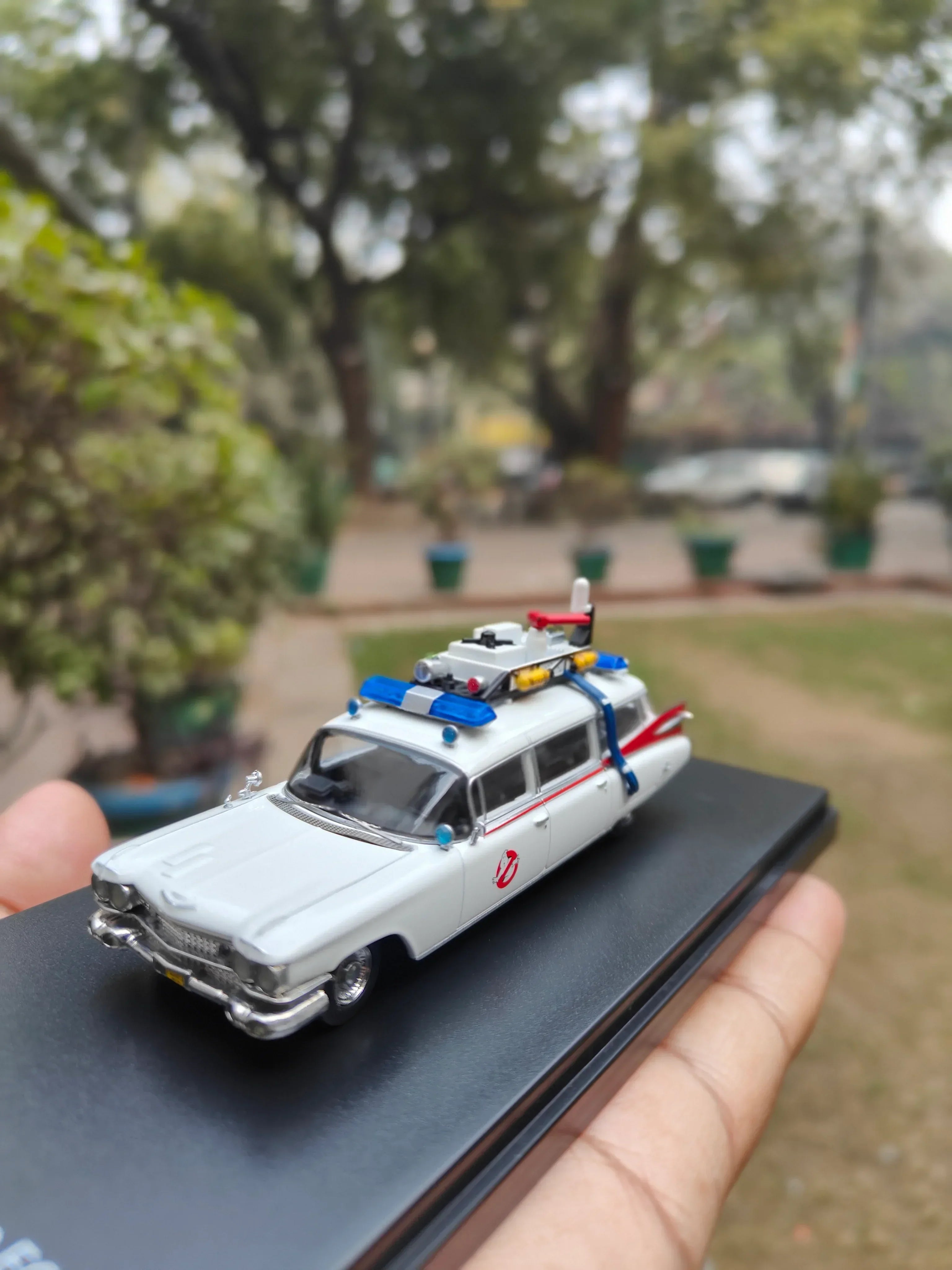 YS Model 1:64 Cadillac Miller-Meteor ECTO-1 – Ghostbusters Diecast