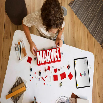 LEGO 76313 Marvel : Marvel Logo & Minifigures Building Set (931 Pieces)
