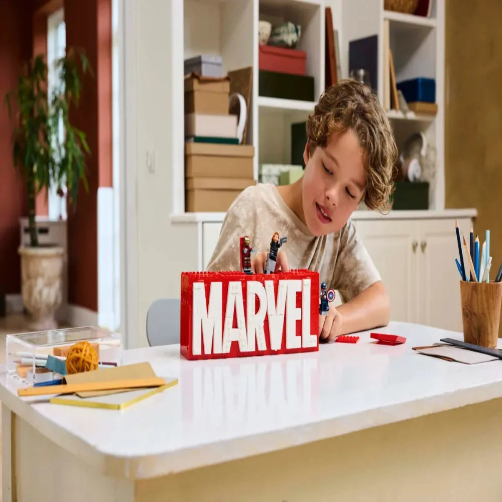 LEGO 76313 Marvel : Marvel Logo & Minifigures Building Set (931 Pieces)