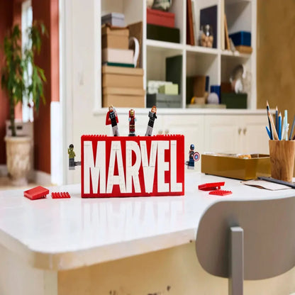 LEGO 76313 Marvel : Marvel Logo & Minifigures Building Set (931 Pieces)