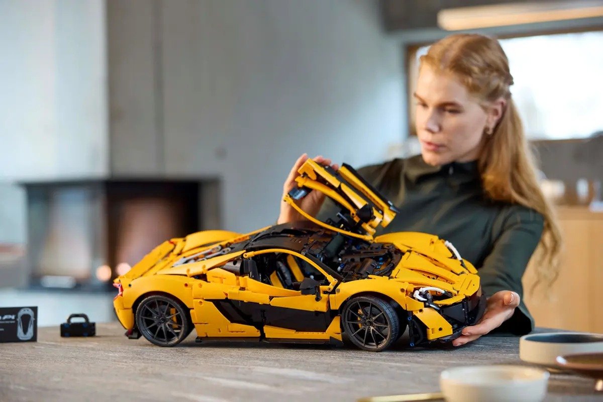 LEGO 42172 - Technic McLaren P1 hypercar set Age 18+ ( 3893 Pcs)