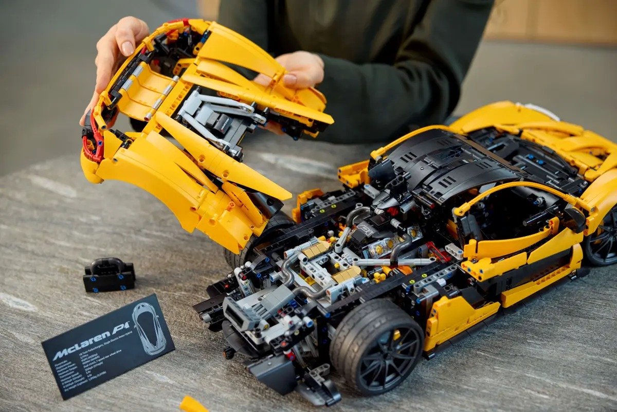 LEGO 42172 - Technic McLaren P1 hypercar set Age 18+ ( 3893 Pcs)