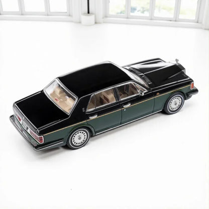 GFCC 1:64 1994 Rolls-Royce Silver Spur, British Silver With Gold Beltline in Green  Diecast Model Car