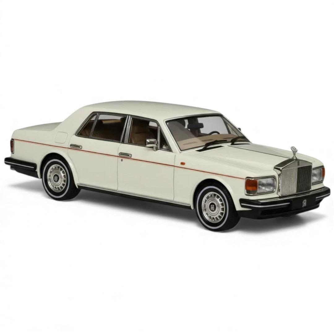 GFCC 1:64 1994 Rolls-Royce Silver Spur, British Silver With Gold Beltline in White Diecast Model Car