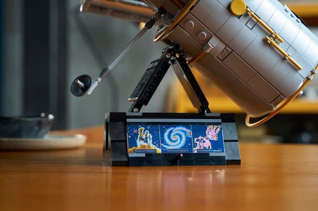 LEGO Icons 11382 Hubble Space Telescope