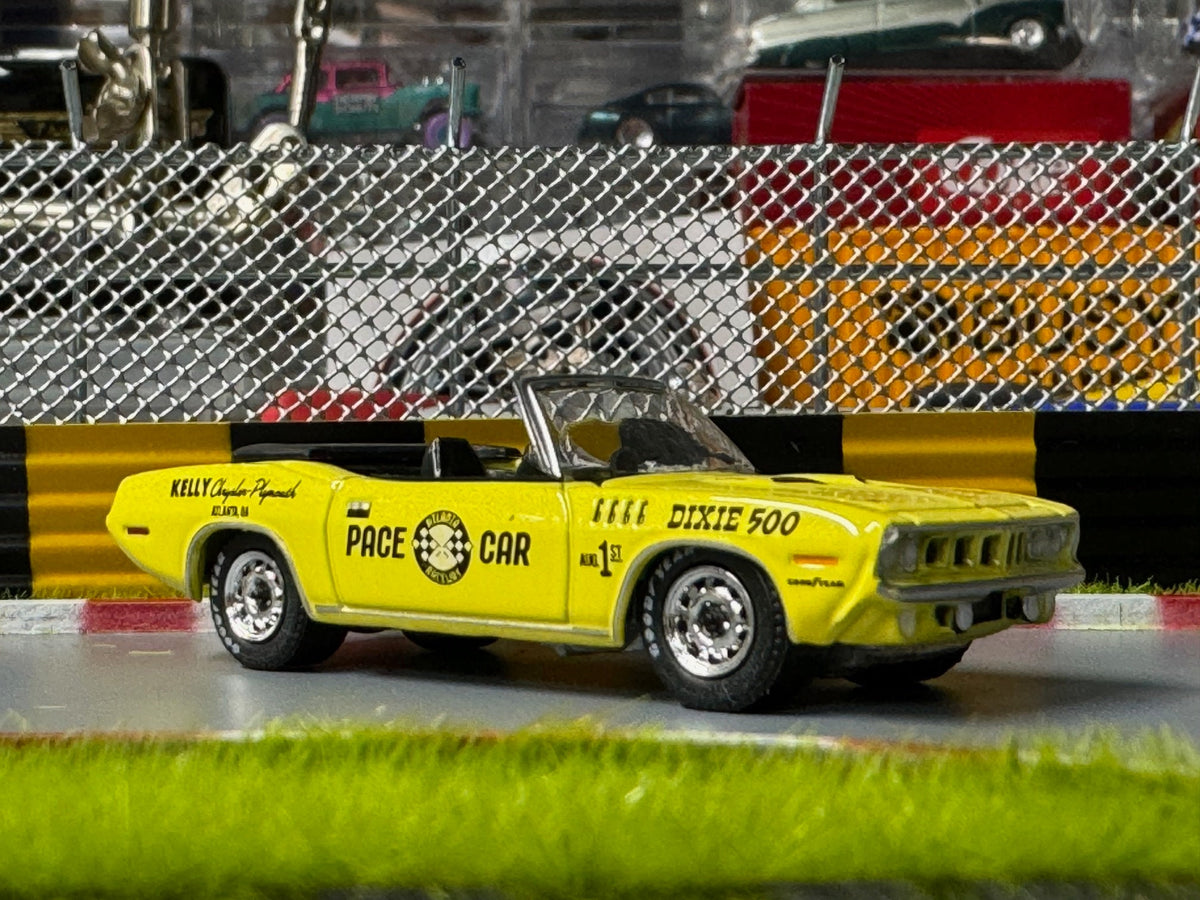 GreenLight Dixie 500 Exclusive 1971 Plymouth Barracuda Convertible Pace Car 1:64 Diecast Model